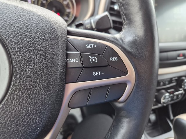 Used 2015 Jeep Cherokee Latitude w/ Comfort/Convenience Group AWD/4WD image 18