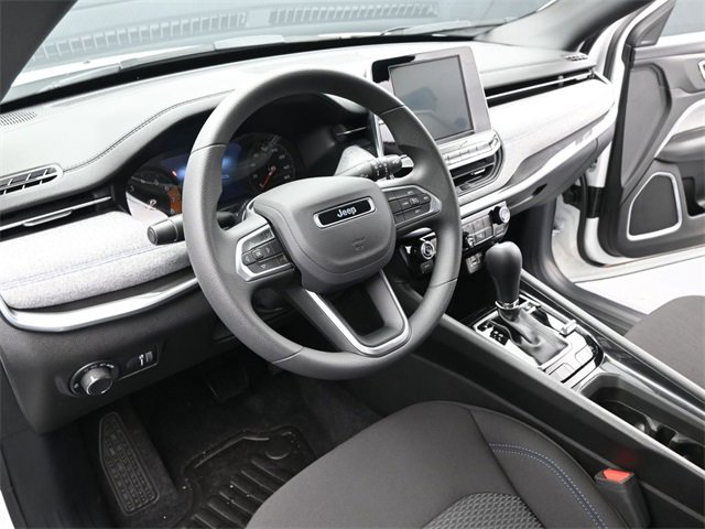 Used 2025 Jeep Compass Sport image 23