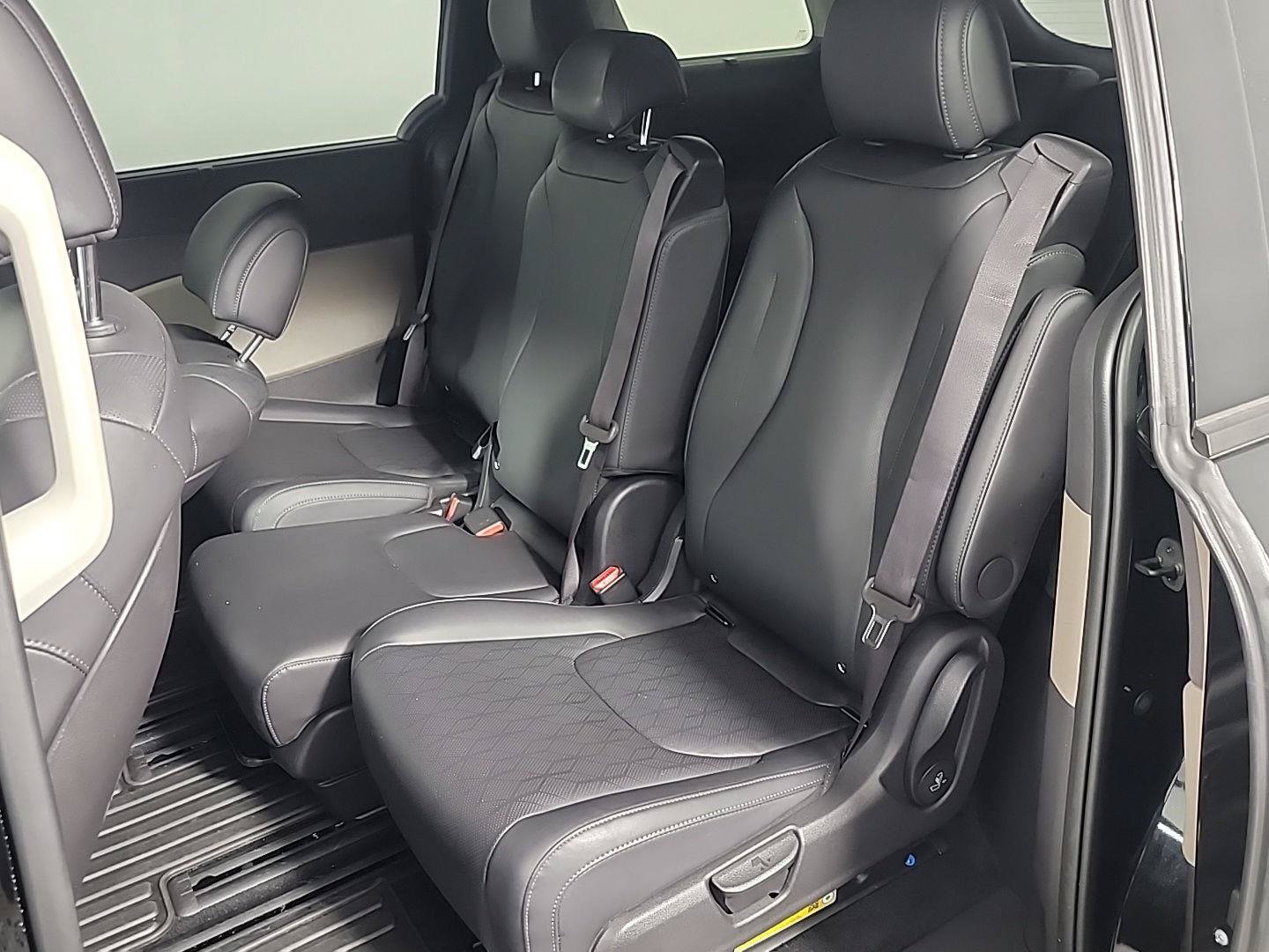 Used 2025 Kia Carnival SX FWD image 17