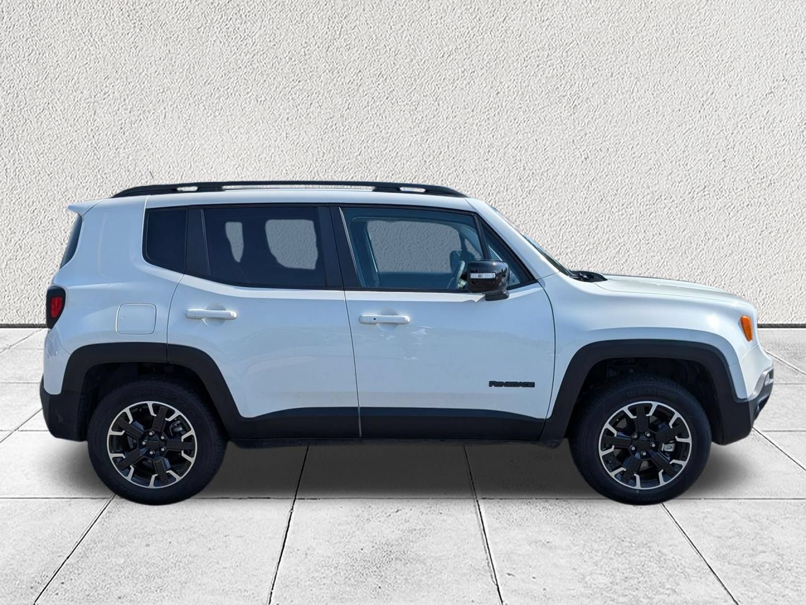 Used 2023 Jeep Renegade Latitude AWD/4WD image 2