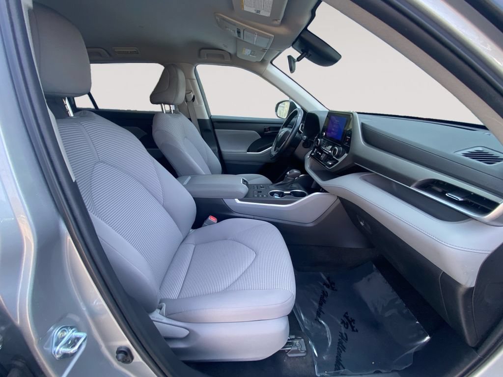 Used 2023 Toyota Highlander LE AWD/4WD image 15