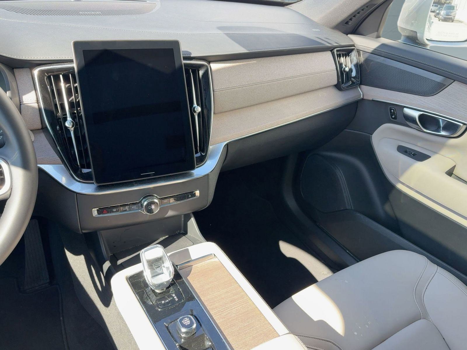 Certified 2025 Volvo XC90 B5 Plus image 30