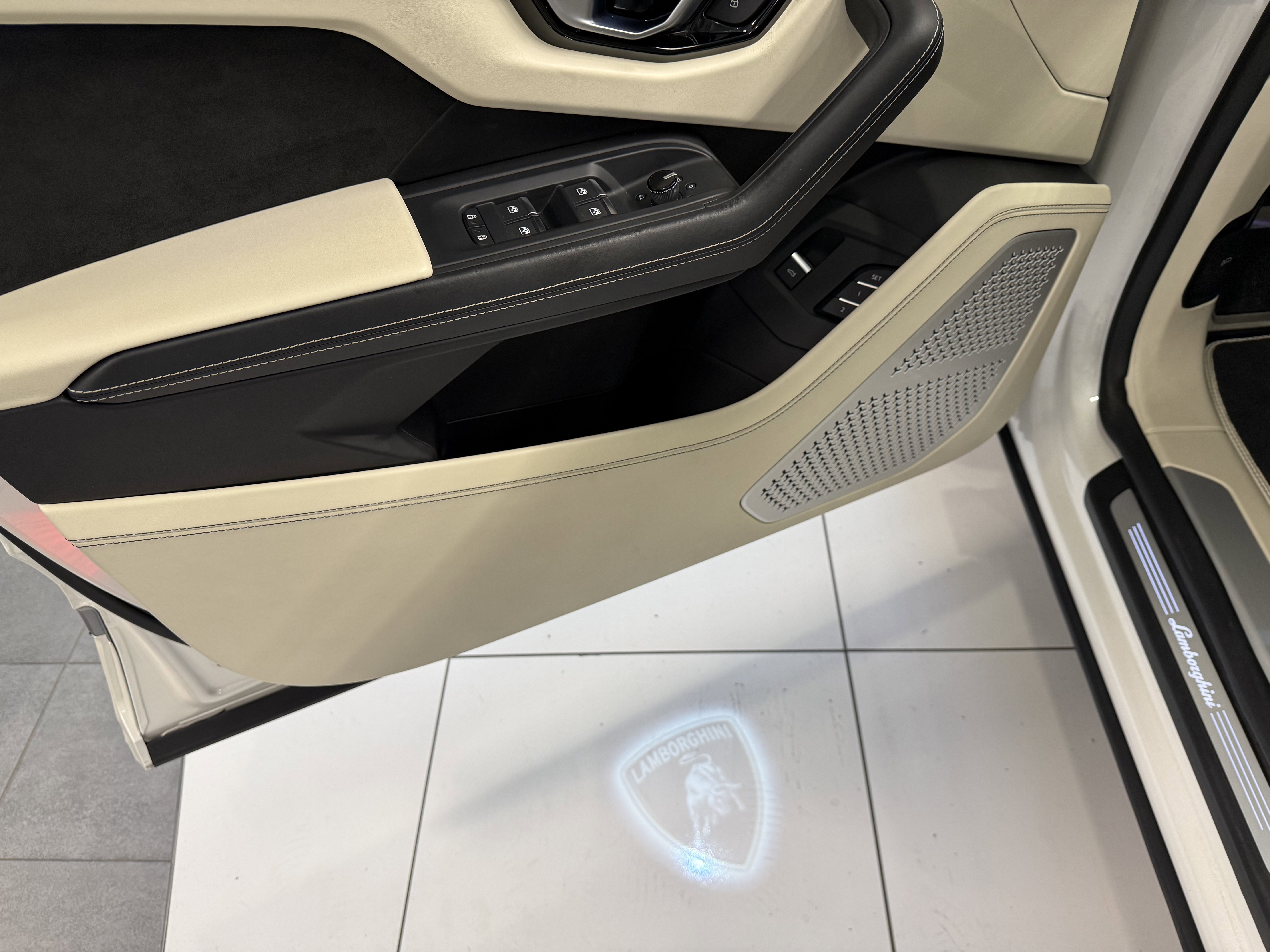 Used 2022 Lamborghini Urus image 17