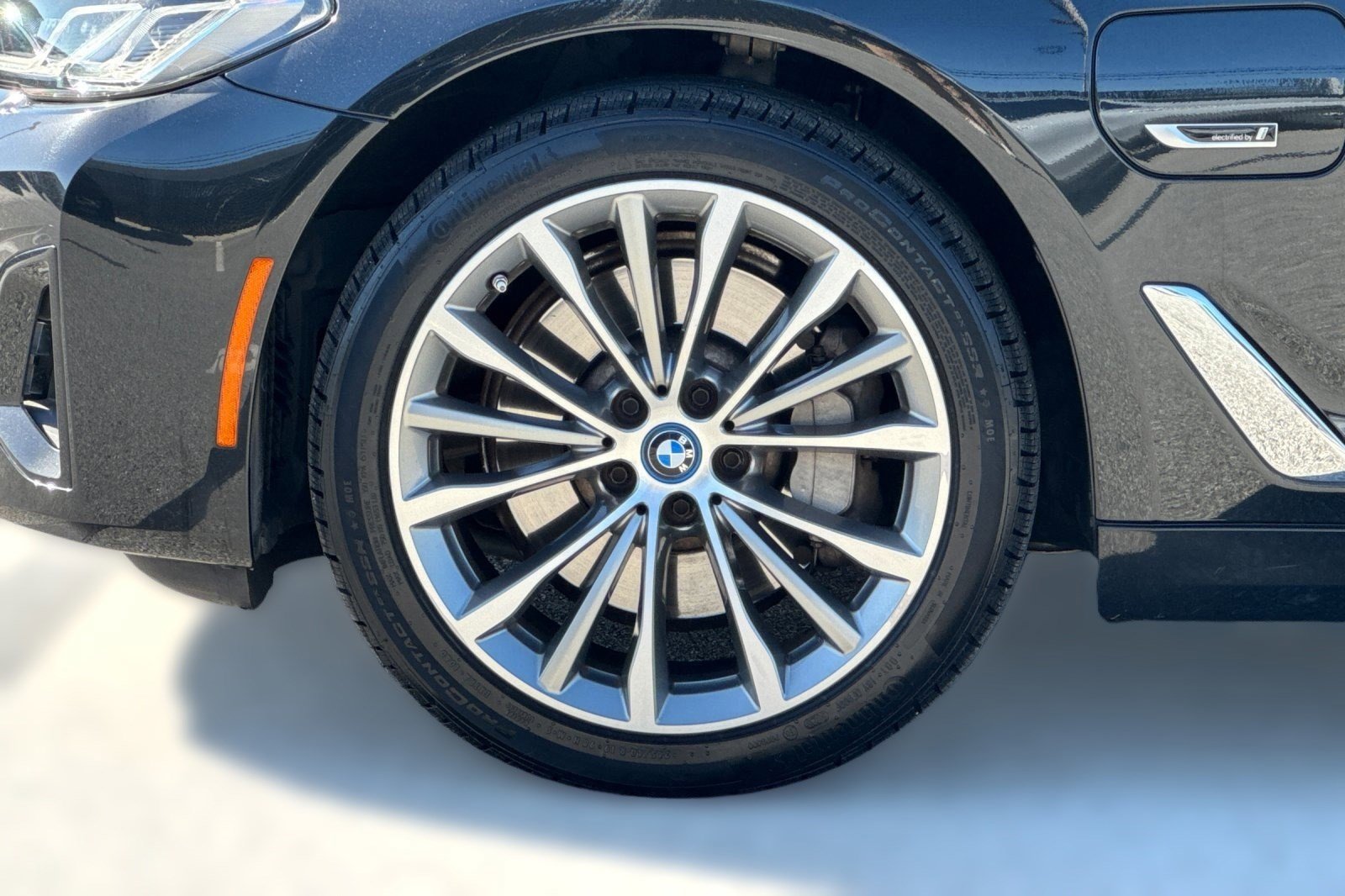 Used 2023 BMW 530e w/ Convenience Package image 11