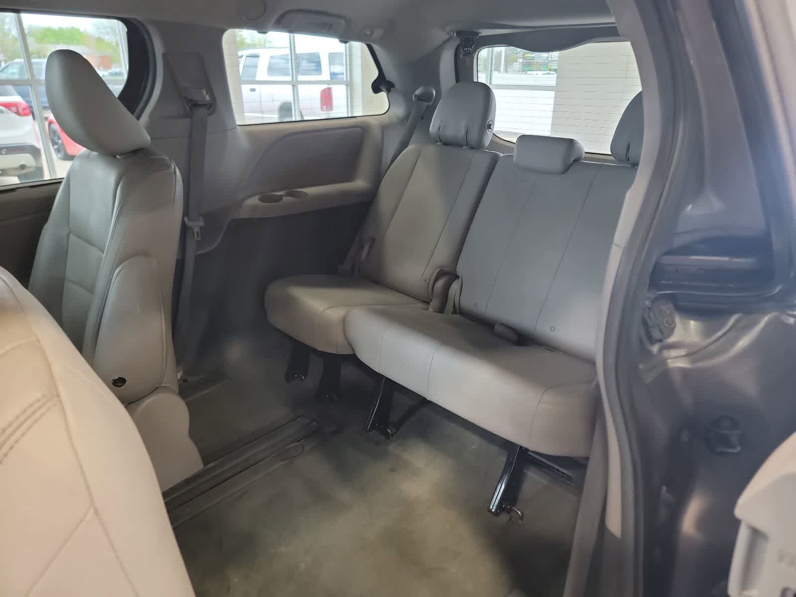 Used 2016 Toyota Sienna XLE FWD image 34