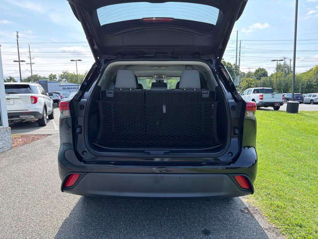 Used 2021 Toyota Highlander LE AWD/4WD image 8