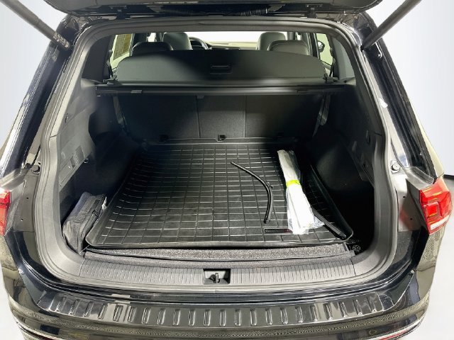 Certified 2024 Volkswagen Tiguan SEL R-Line AWD/4WD image 29