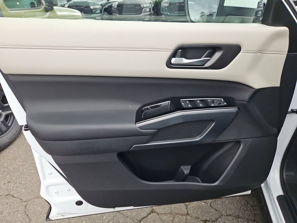 Used 2025 Nissan Pathfinder SL w/ Cargo Package AWD/4WD image 11