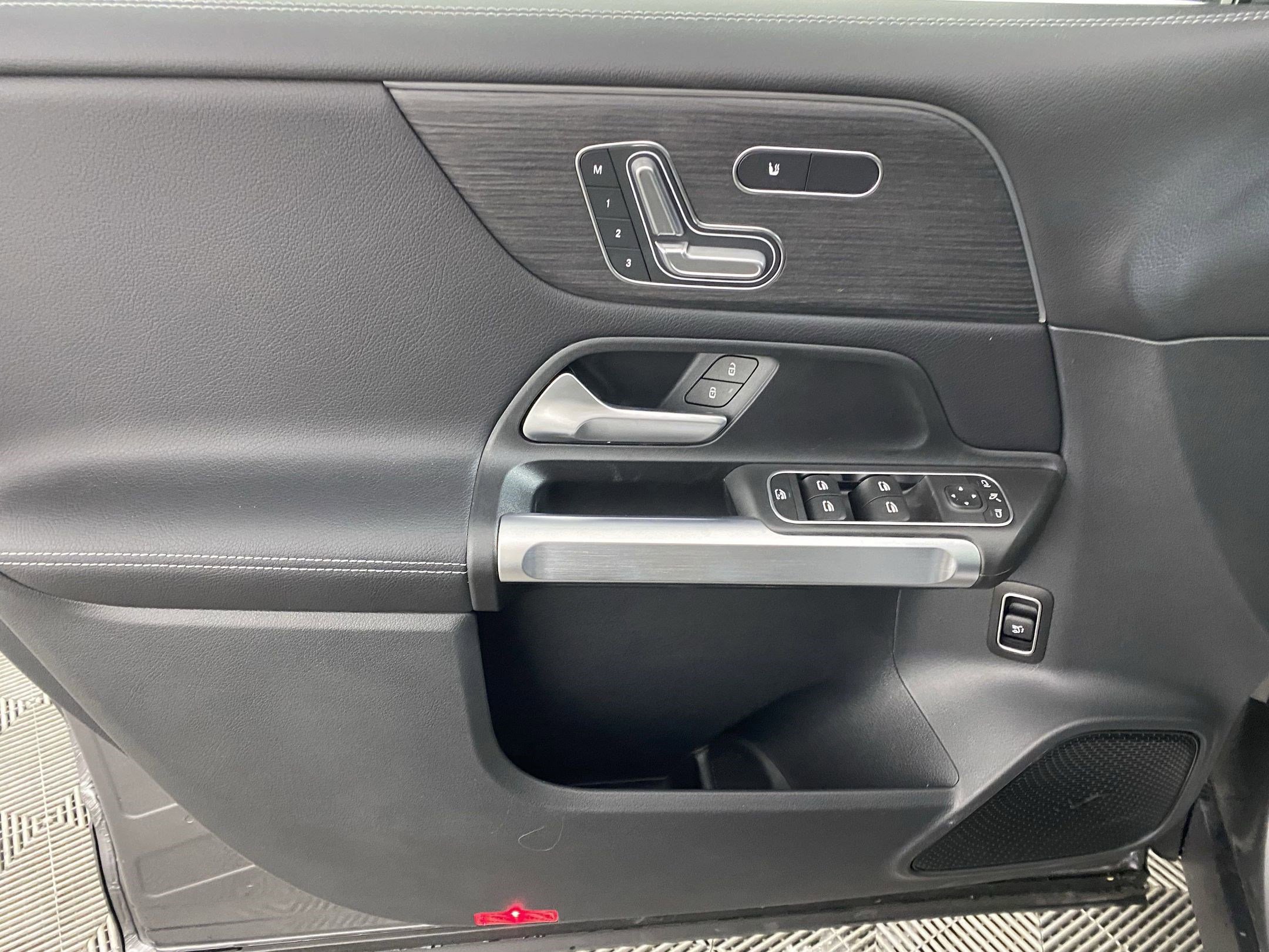 New 2025 Mercedes-Benz GLB 250 4MATIC image 11