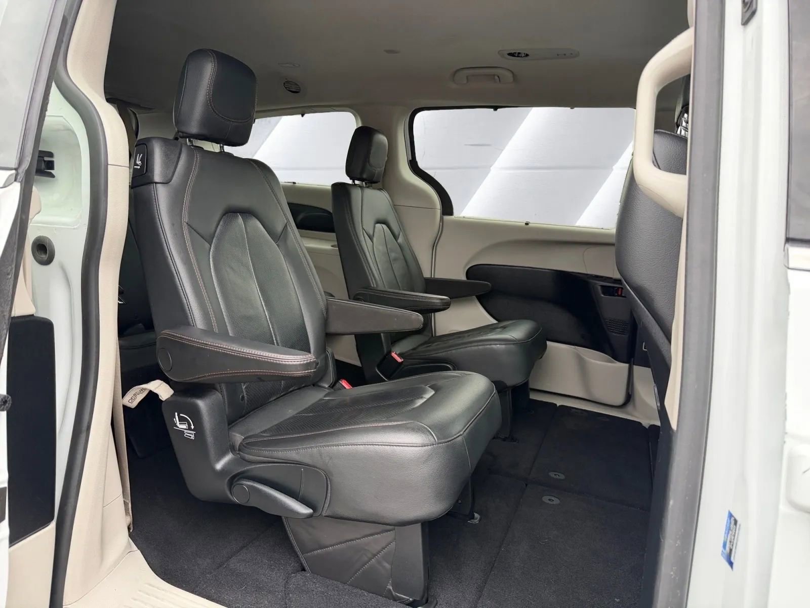 Used 2020 Chrysler Pacifica Touring-L image 11