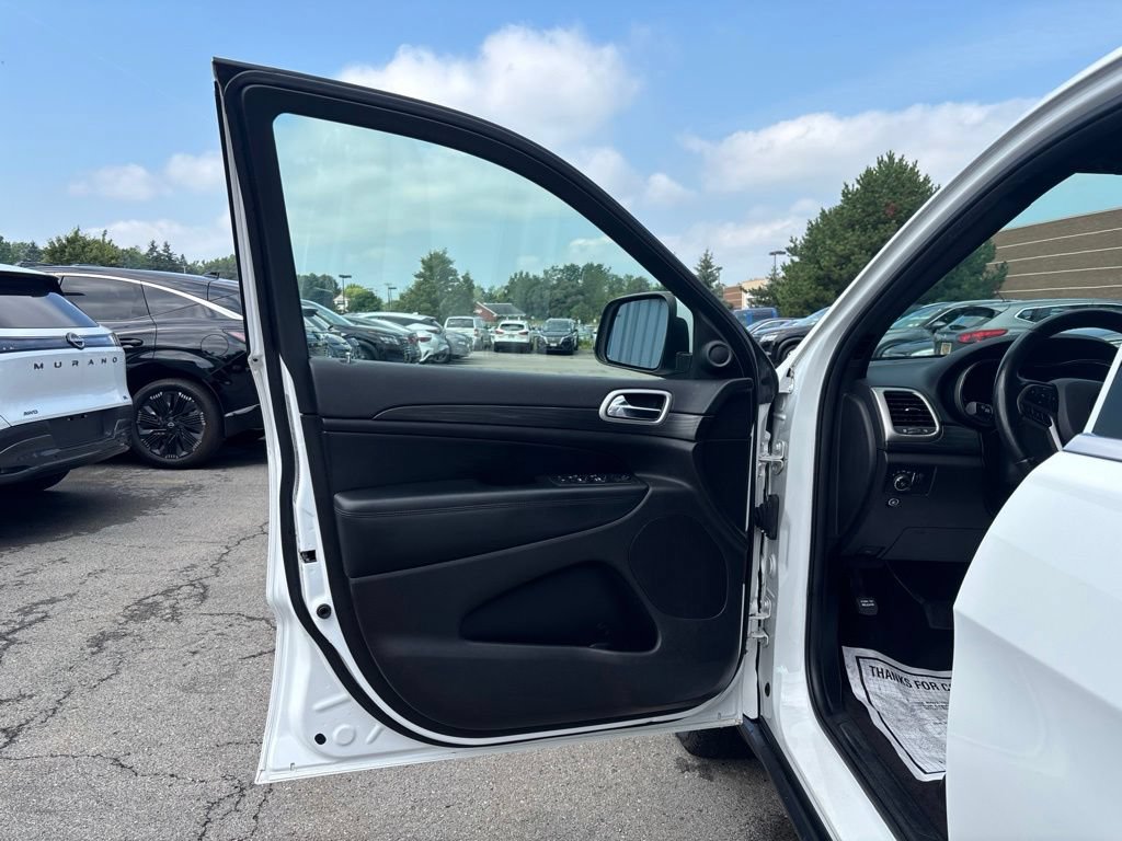 Used 2019 Jeep Grand Cherokee Laredo AWD/4WD image 16