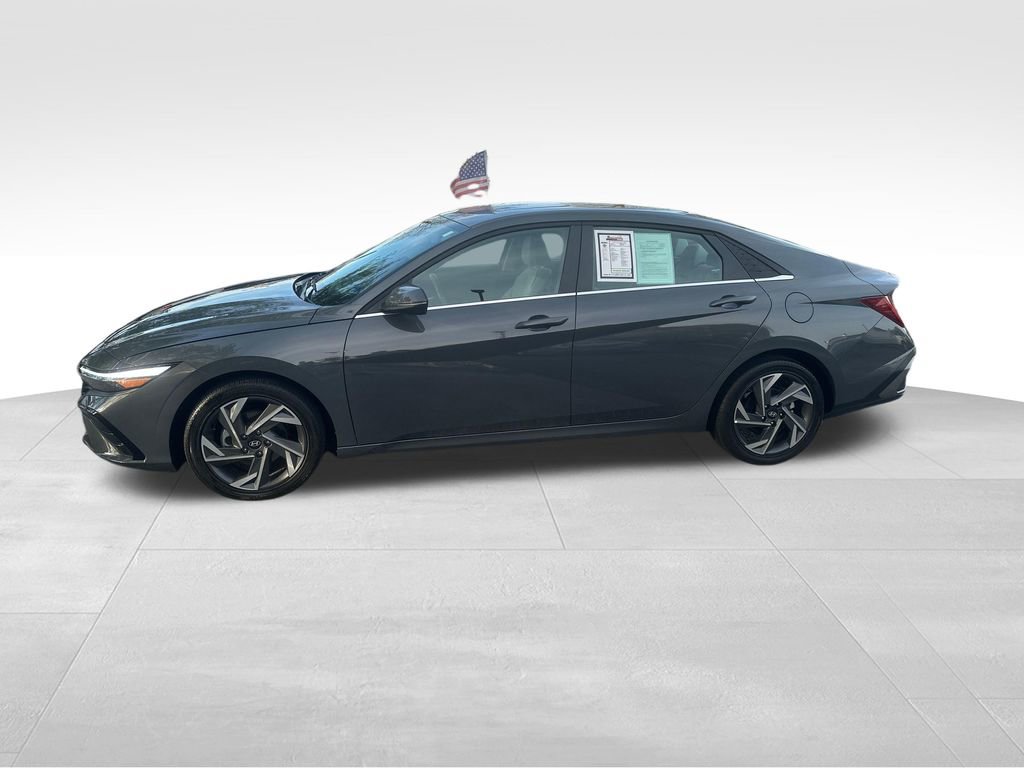 Used 2025 Hyundai Elantra Limited image 4
