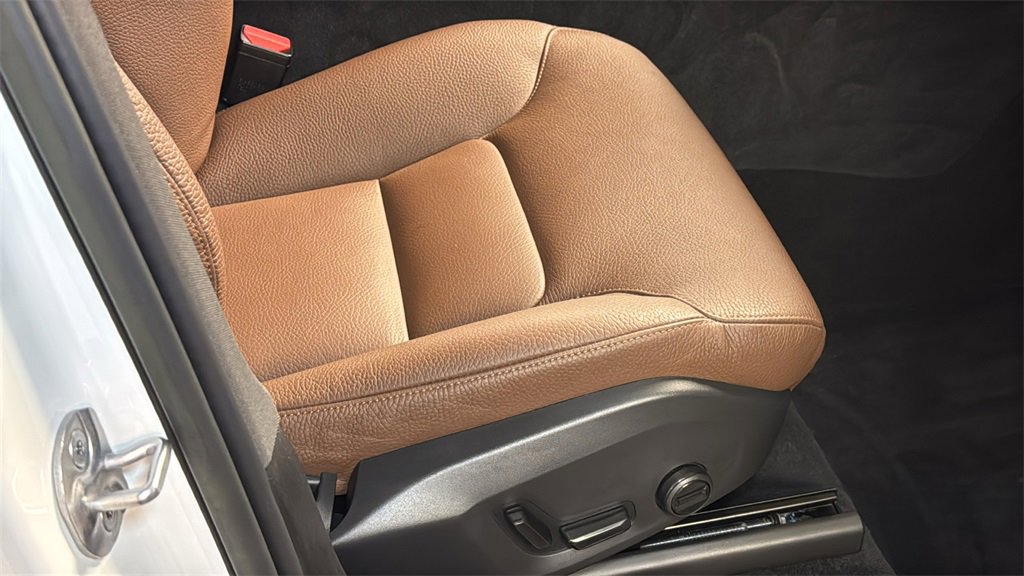 Used 2023 Volvo XC90 B6 Plus image 12