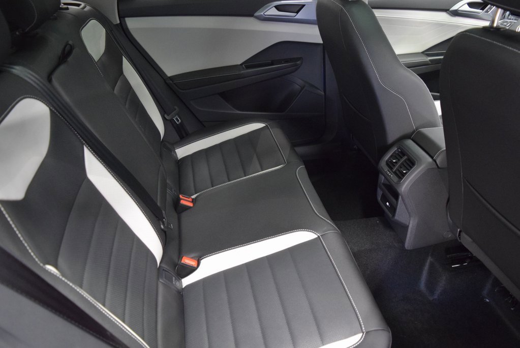 New 2025 Volkswagen Taos SEL image 6