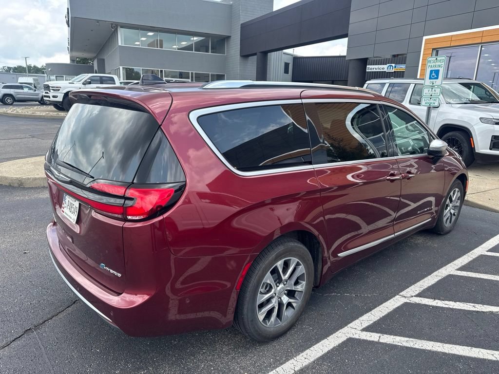 Used 2023 Chrysler Pacifica Pinnacle FWD image 3