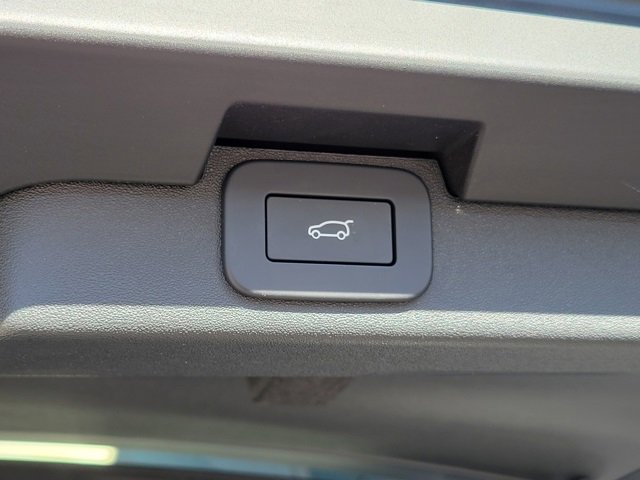 Used 2024 Land Rover Discovery S image 6