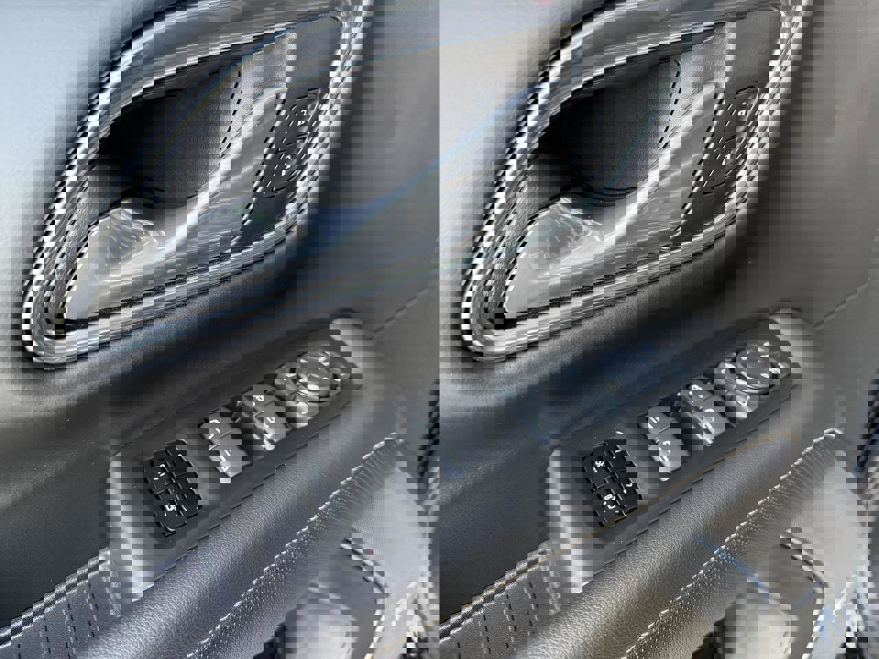 Used 2024 GMC Yukon SLT w/ SLT Luxury Package image 11