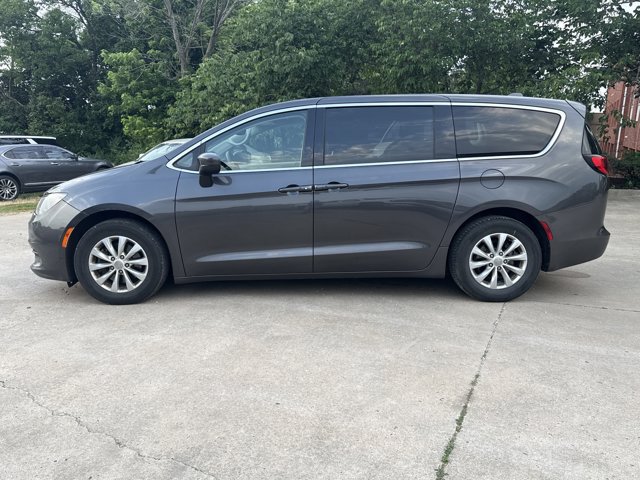 Used 2017 Chrysler Pacifica Touring FWD image 3
