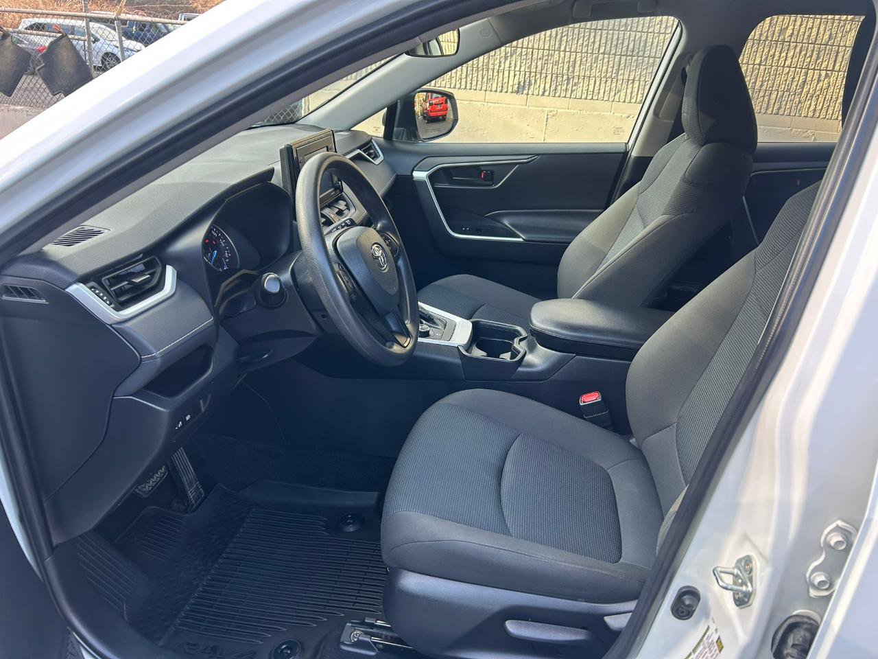 Used 2021 Toyota RAV4 LE AWD/4WD image 9