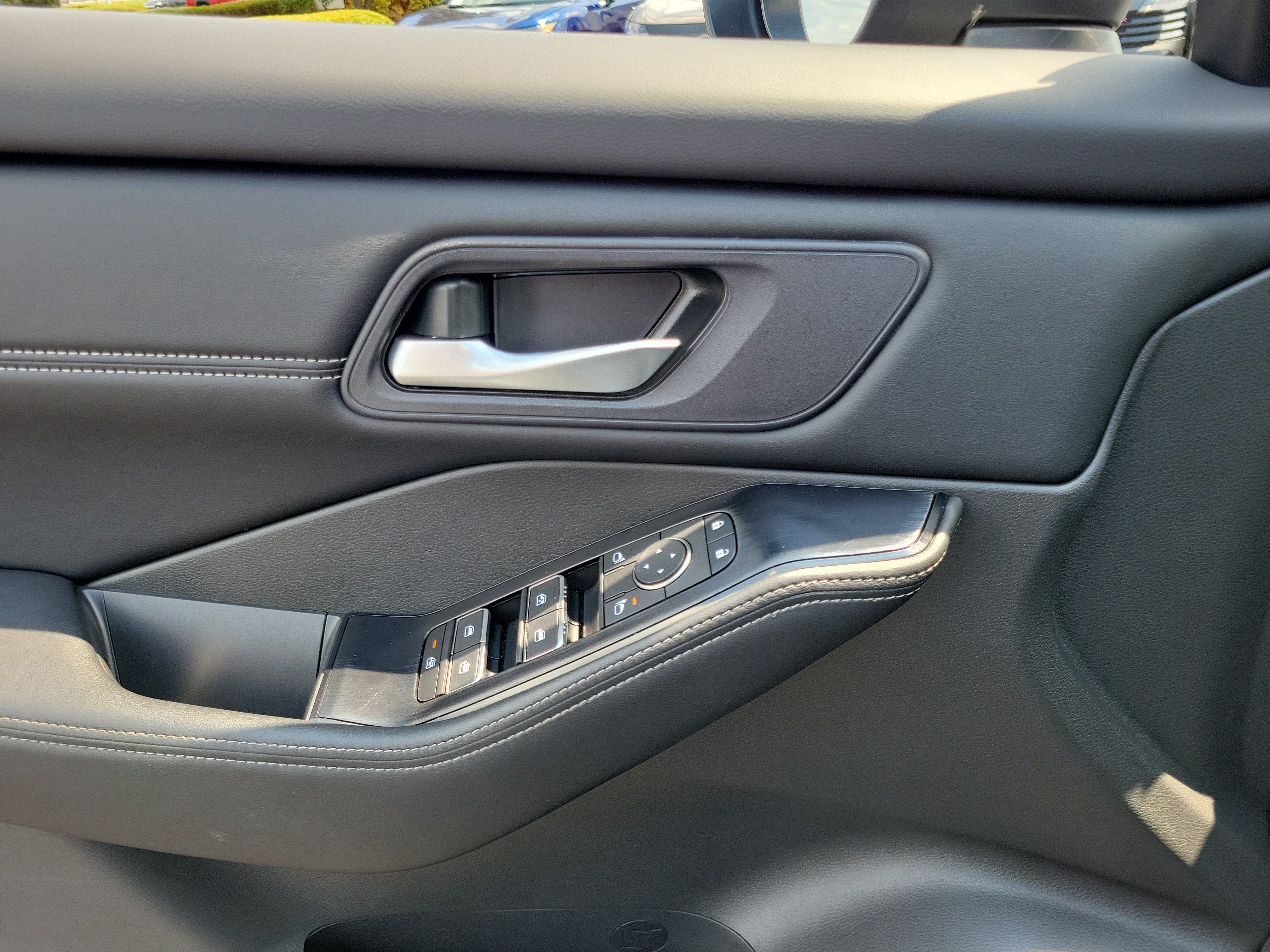 Certified 2025 Nissan Rogue SL AWD/4WD image 17