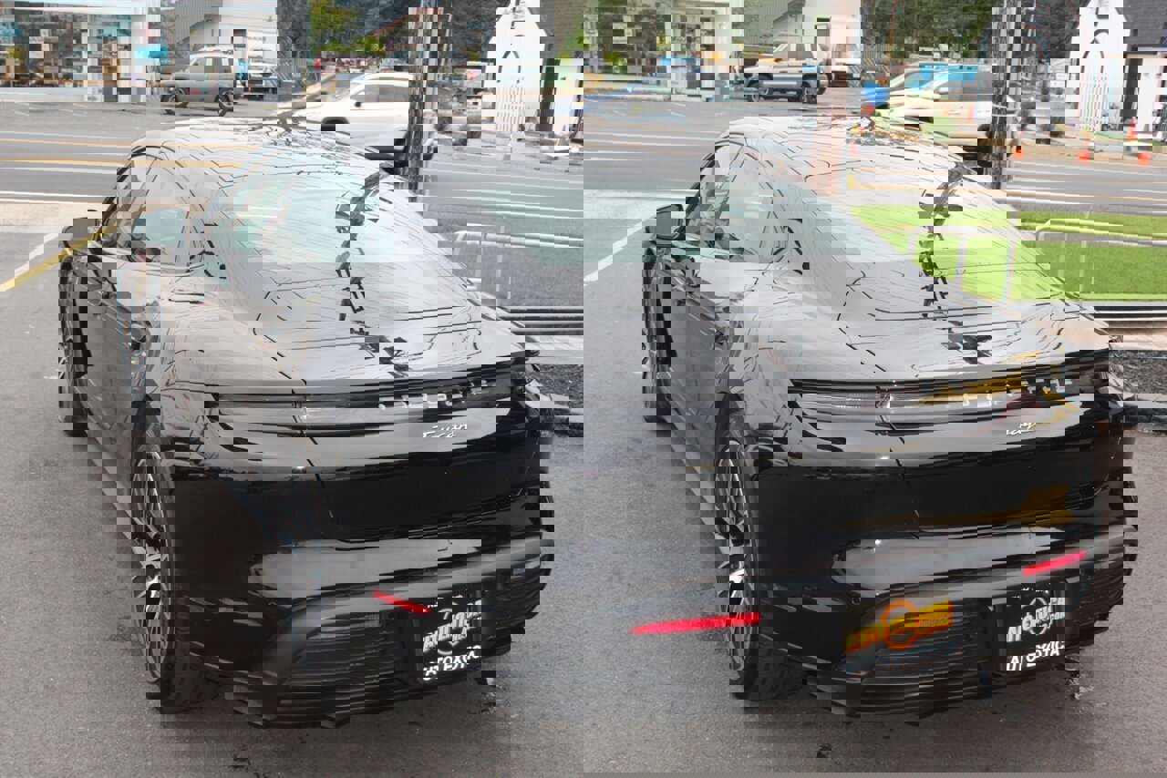 Used 2022 Porsche Taycan image 2