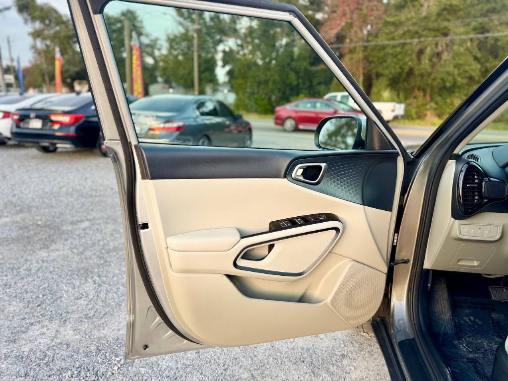 Used 2023 Kia Soul EX image 8