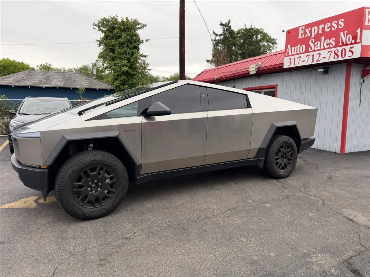 Used 2024 Tesla Cybertruck AWD Crew Cab image 22