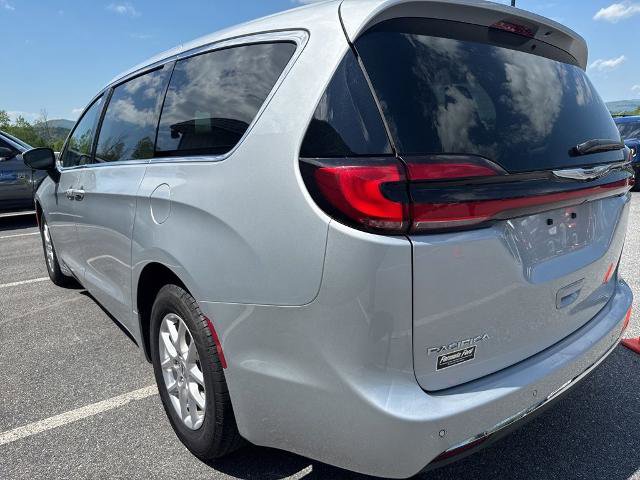 Used 2023 Chrysler Pacifica Touring-L FWD image 5