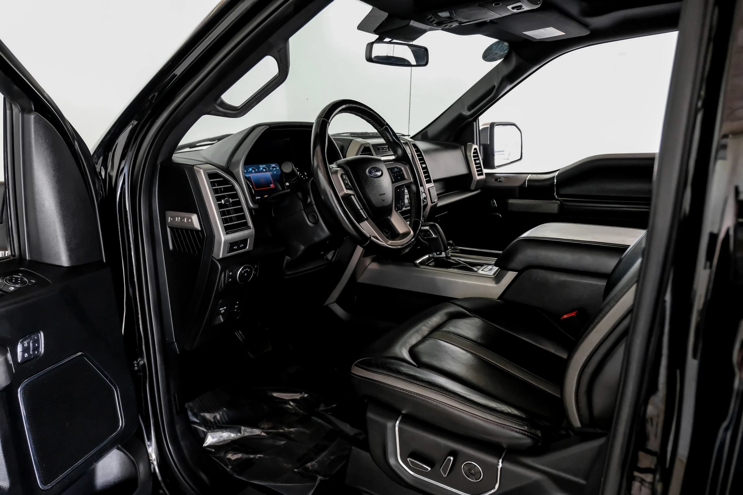 Used 2018 Ford F150 Platinum w/ Equipment Group 701A Luxury AWD/4WD image 2