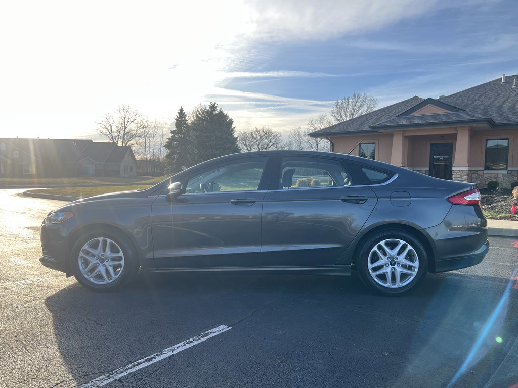 Used 2016 Ford Fusion SE image 2