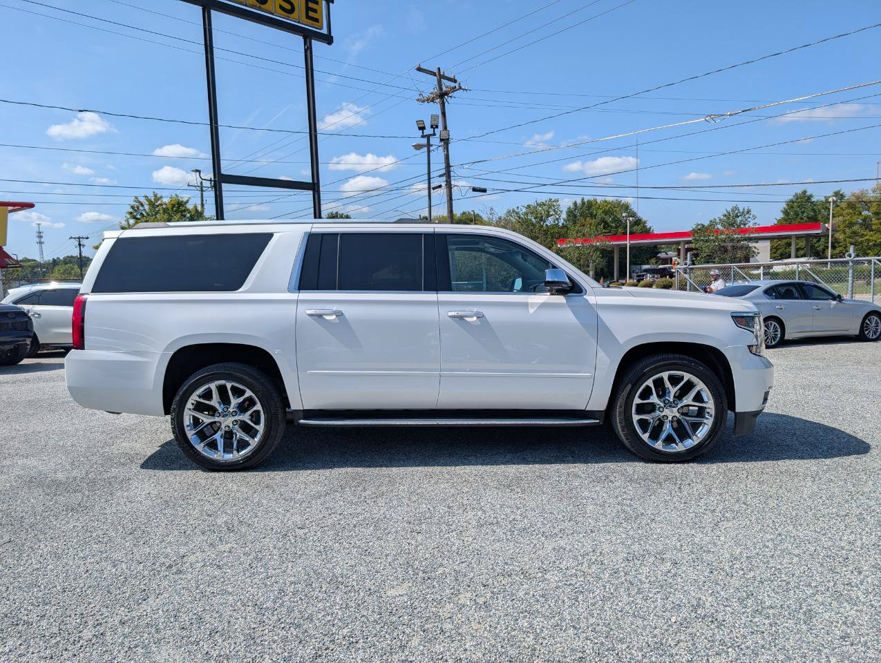 Used 2020 Chevrolet Suburban Premier w/ Premier 6.2L Value Package AWD/4WD image 4