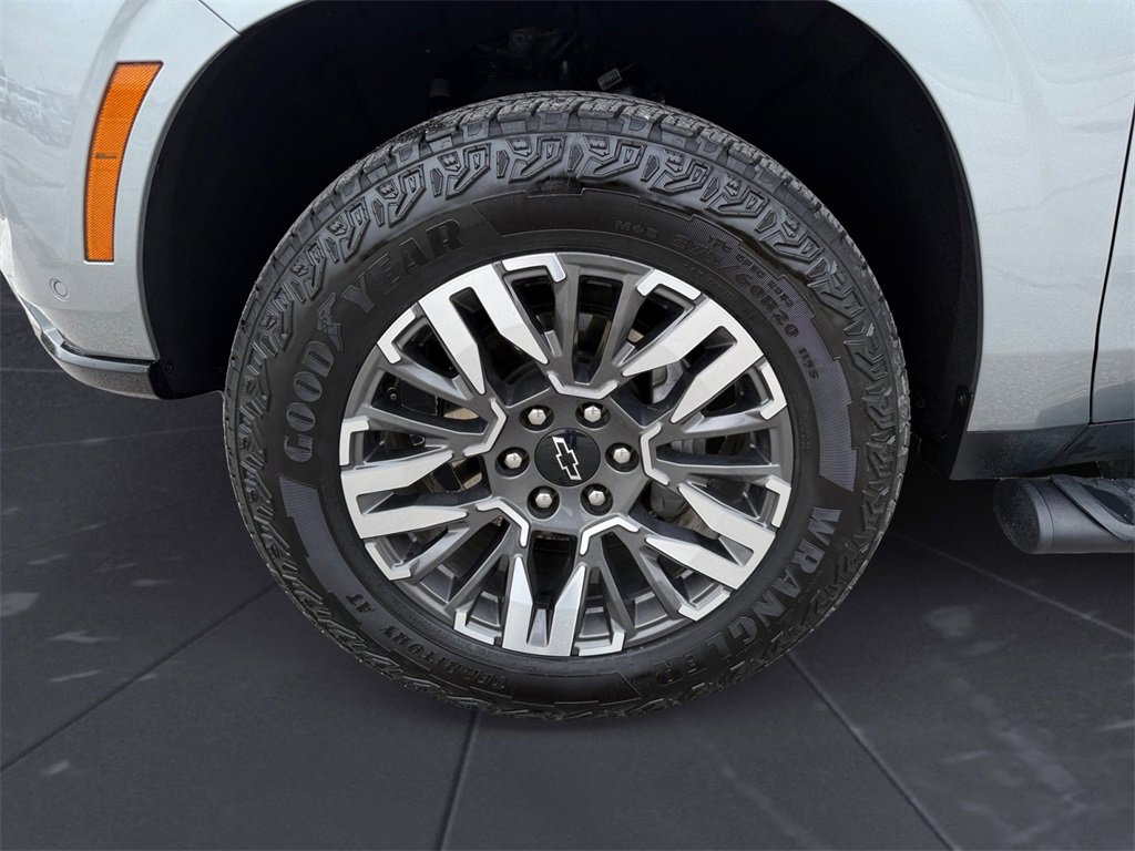 Used 2025 Chevrolet Suburban Z71 image 14