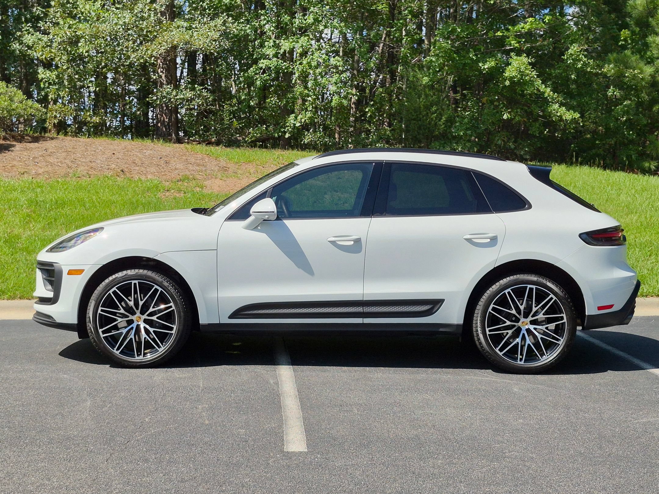 Certified 2026 Porsche Macan AWD/4WD image 2