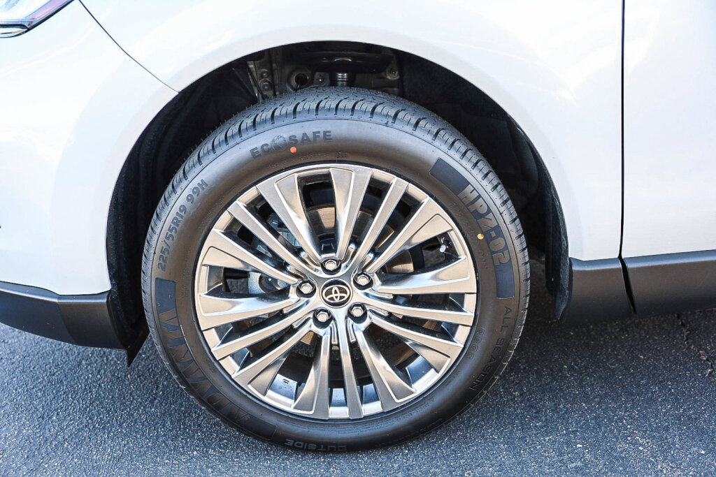 Certified 2023 Toyota Venza XLE AWD/4WD image 30