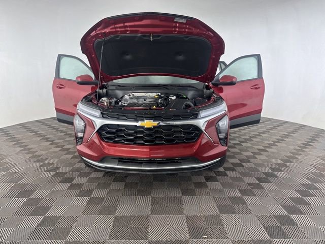 Used 2025 Chevrolet Trax LT w/ LT Convenience Package image 14