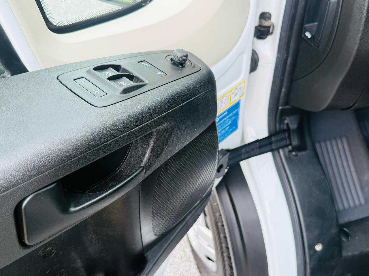 Used 2022 RAM ProMaster 2500 w/ Convenience Group FWD image 17