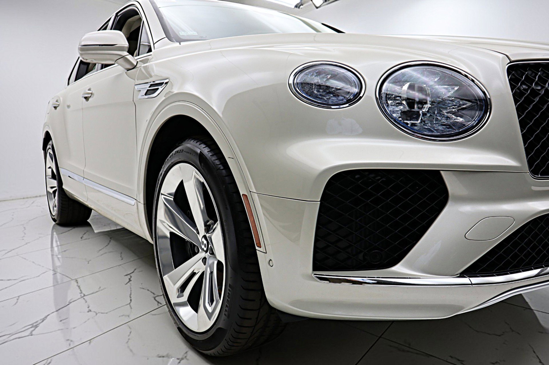 Used 2024 Bentley Bentayga Plug-In Hybrid image 17