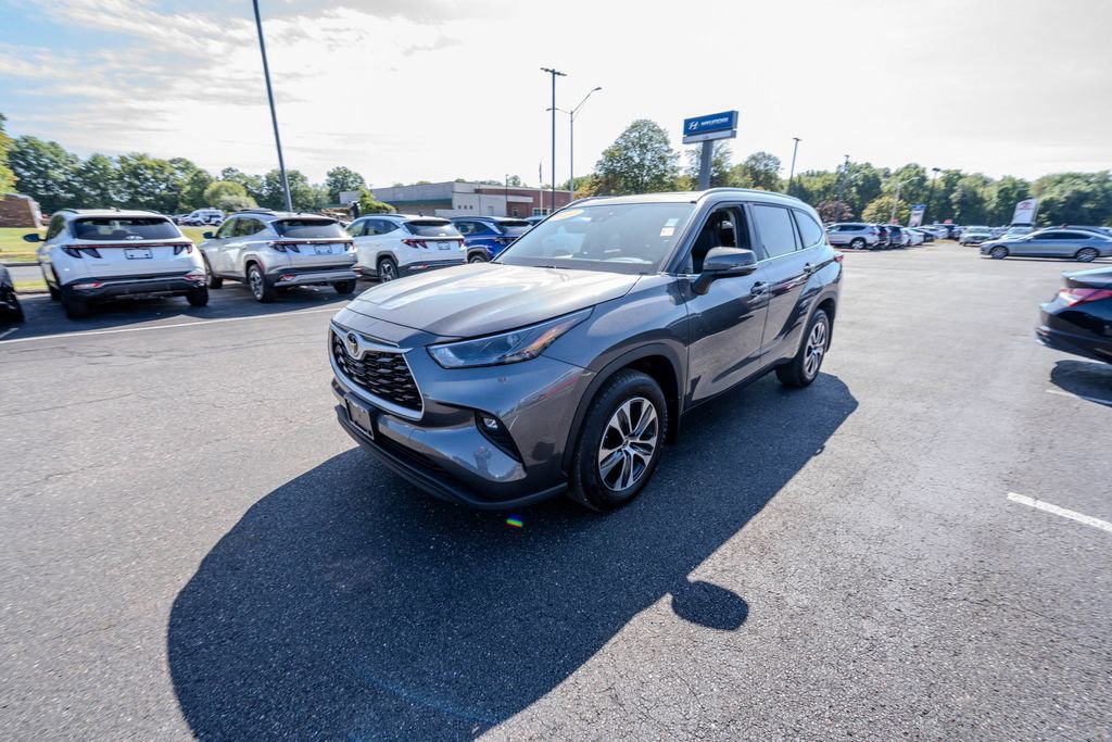 Used 2023 Toyota Highlander XLE image 3