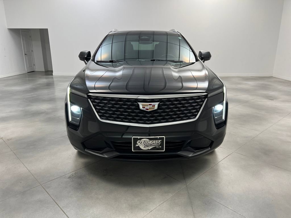 Used 2024 Cadillac XT4 Premium Luxury image 2