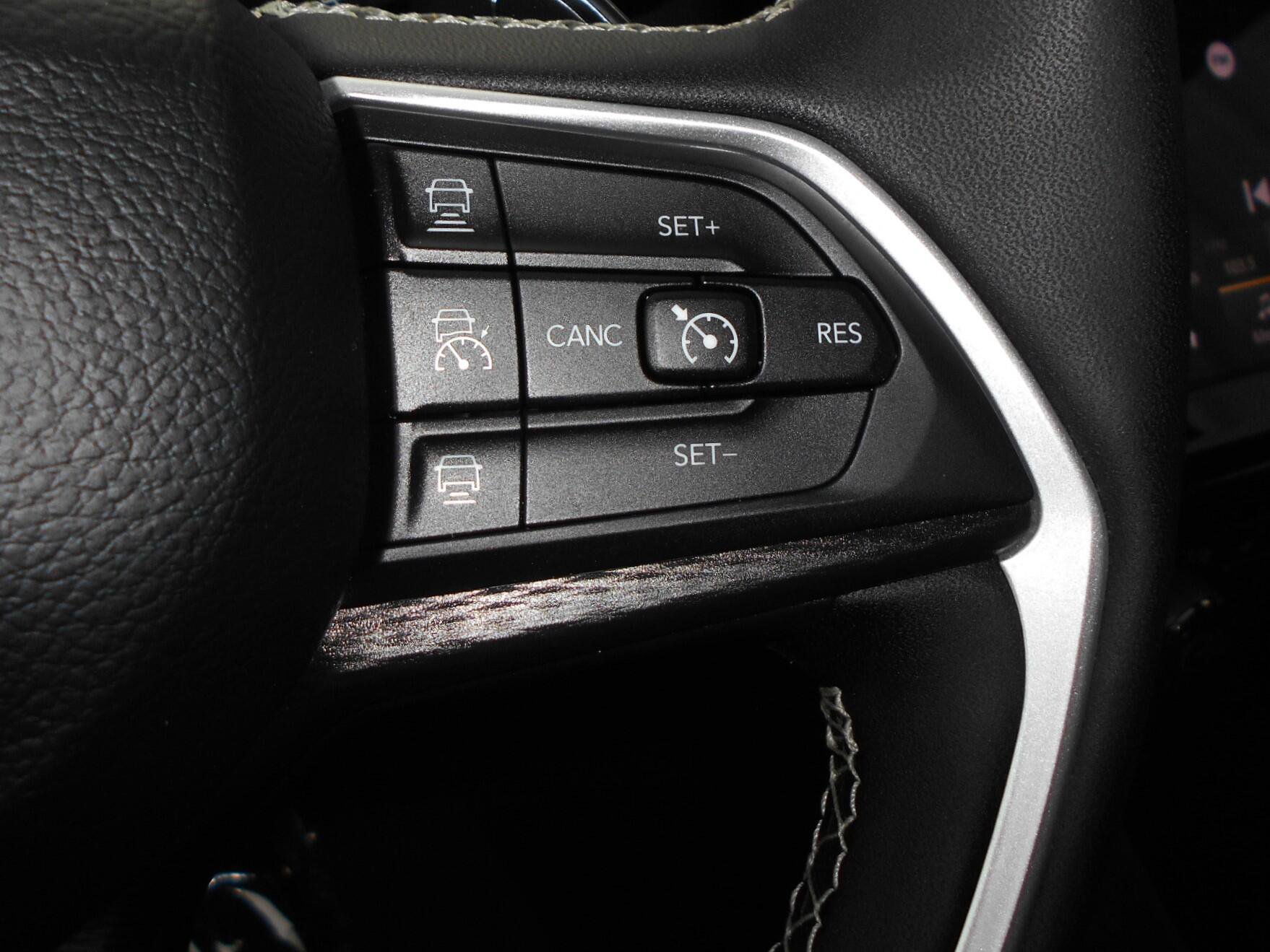 Certified 2023 Jeep Grand Cherokee Laredo w/ Luxury Tech Group I AWD/4WD image 19