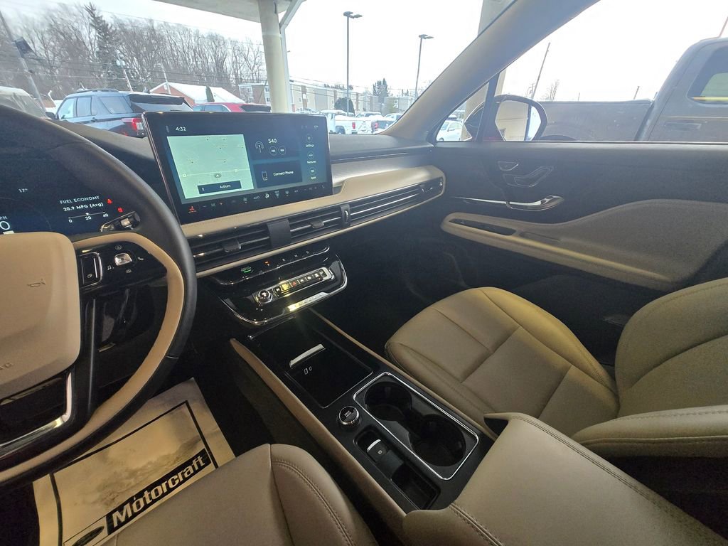 Used 2025 Lincoln Corsair AWD image 18