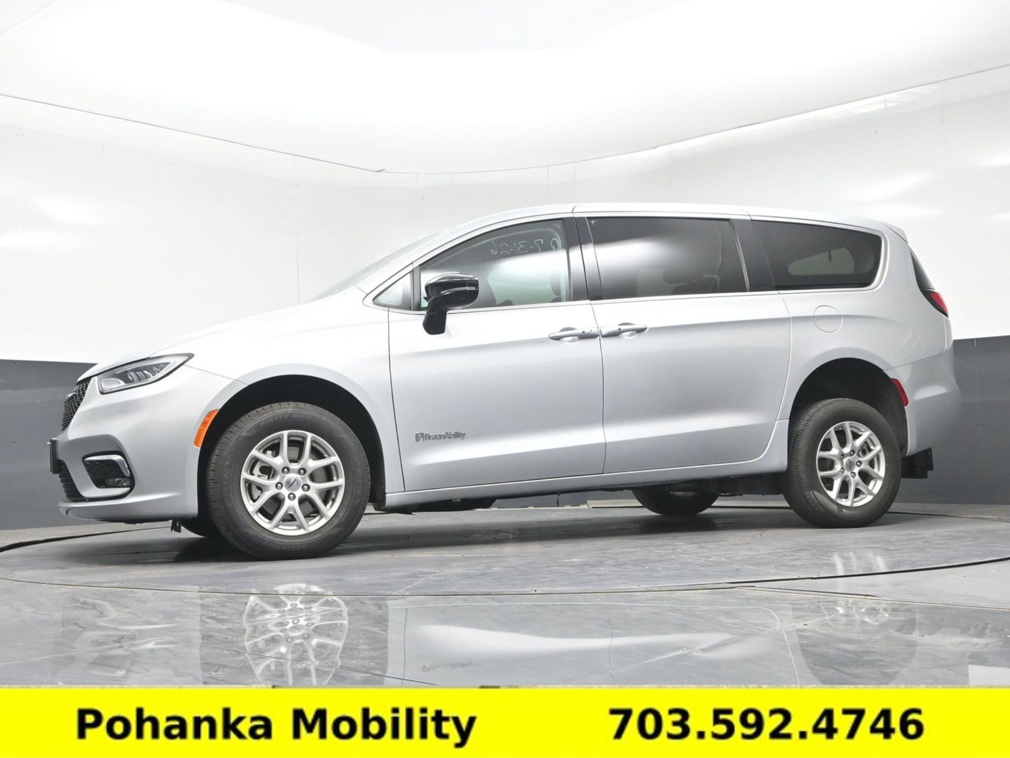 Used 2024 Chrysler Pacifica Touring-L FWD image 20
