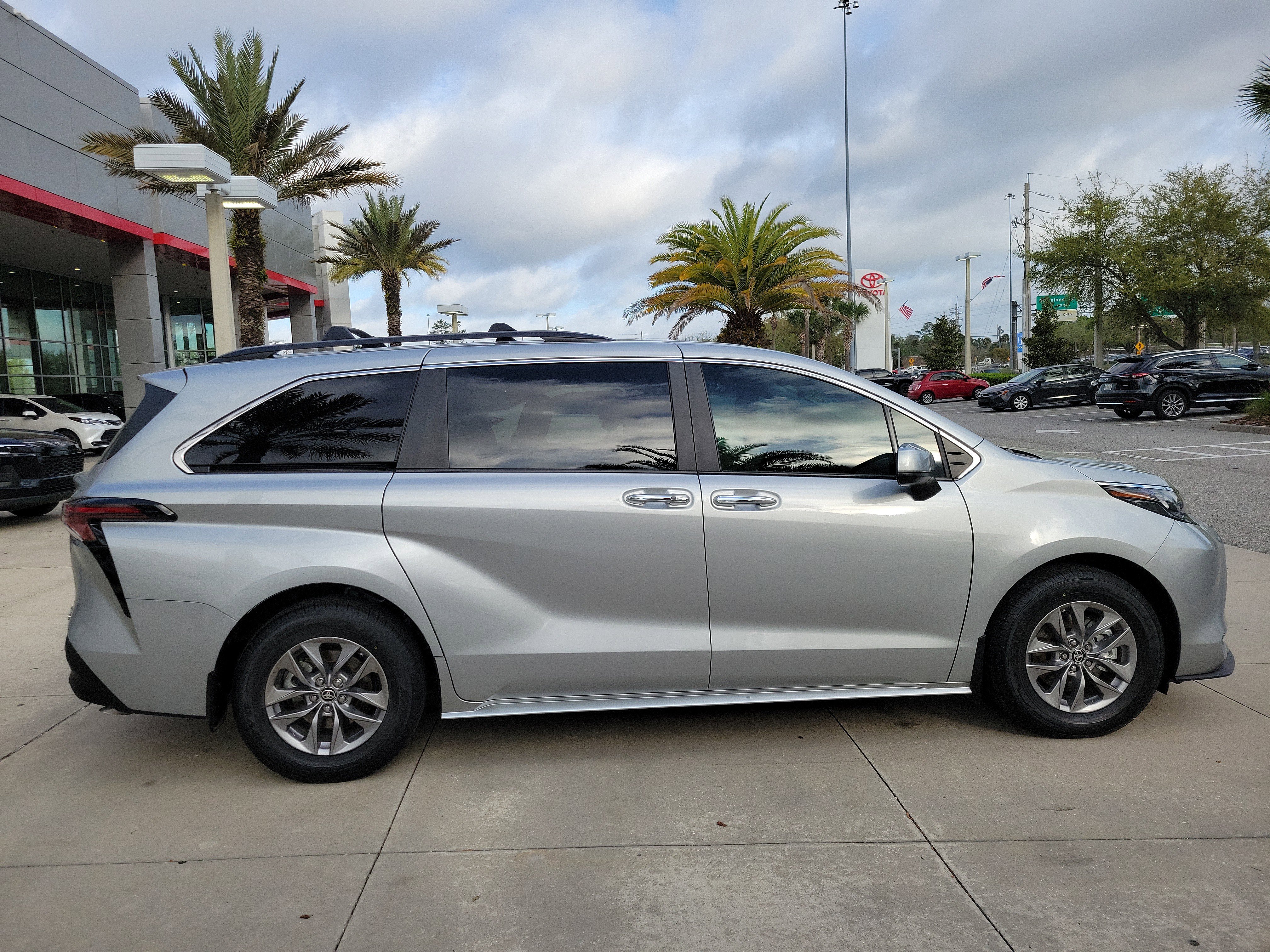 Certified 2024 Toyota Sienna XLE image 7