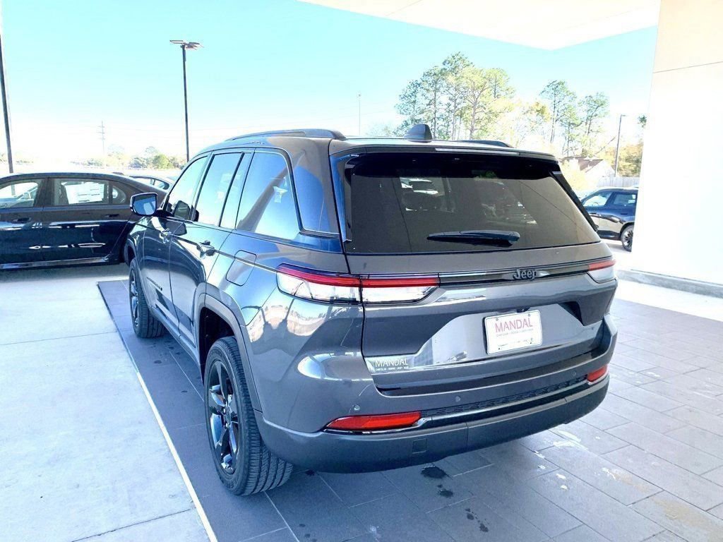 Used 2023 Jeep Grand Cherokee Altitude image 8