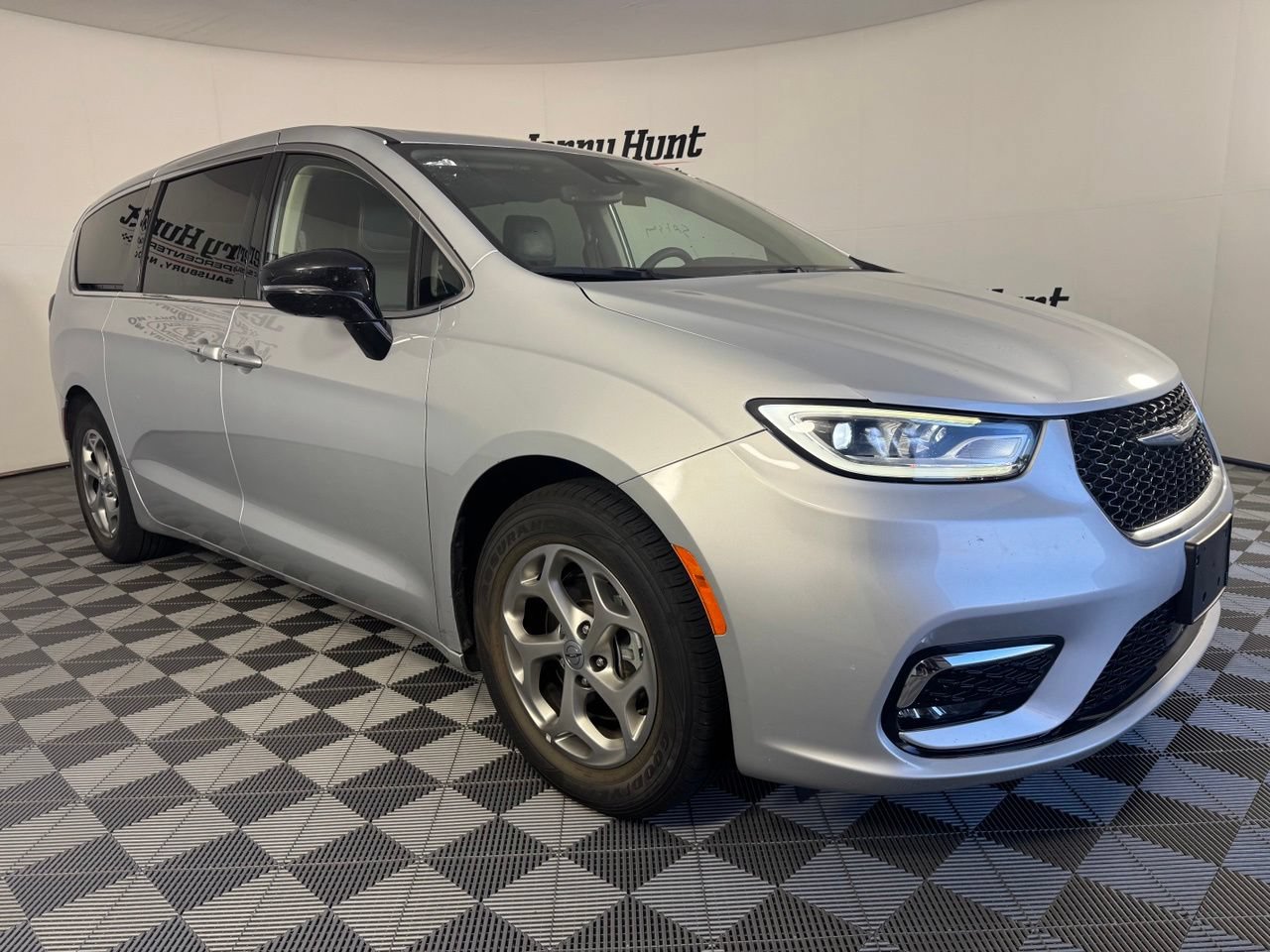 Used 2024 Chrysler Pacifica Limited FWD image 6