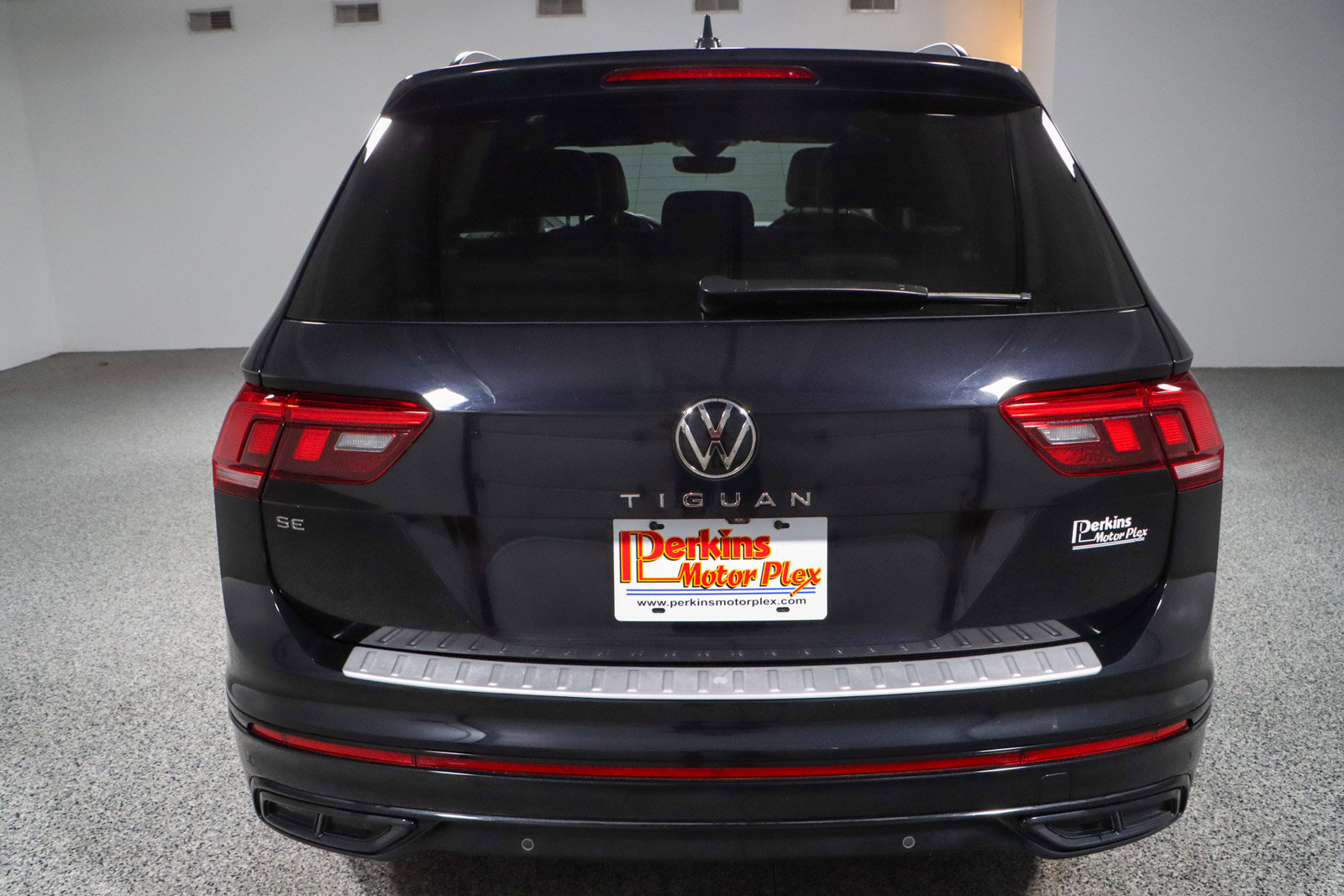 Used 2022 Volkswagen Tiguan SE R-Line image 8