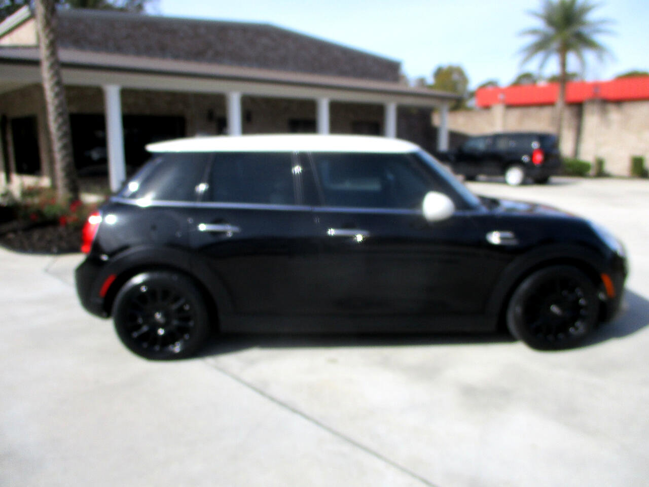 Used 2017 MINI Cooper 4-Door Hardtop image 2