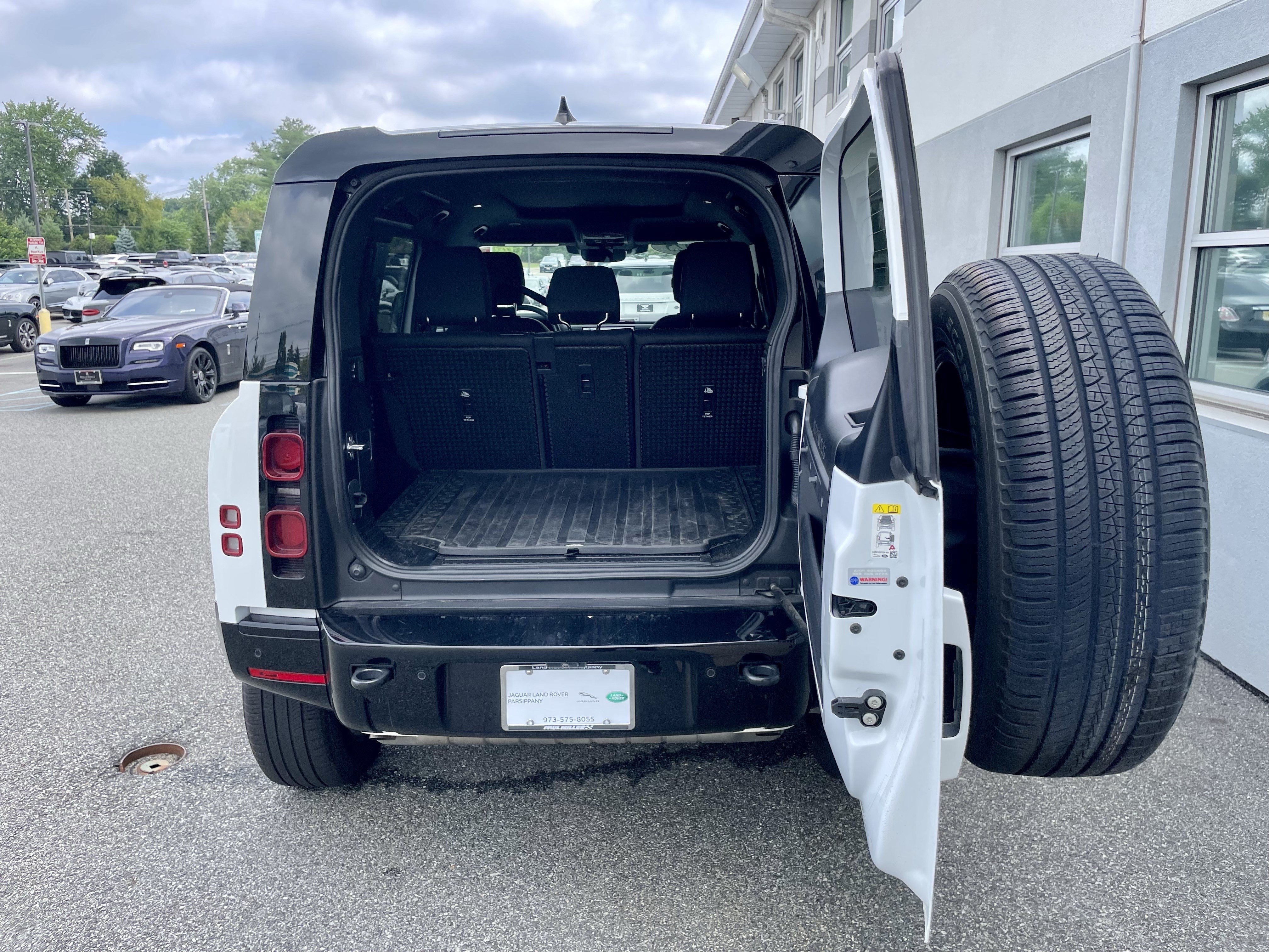 Certified 2025 Land Rover Defender 110 X-Dynamic SE AWD/4WD image 37