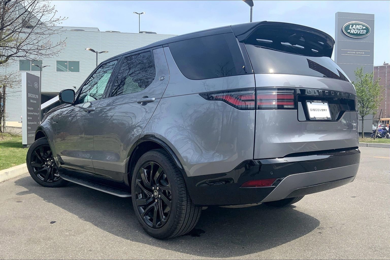 Used 2025 Land Rover Discovery Dynamic SE AWD/4WD image 3