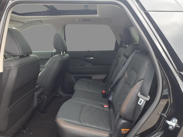 Certified 2025 Nissan Pathfinder Platinum w/ Black Appearance Package AWD/4WD image 5